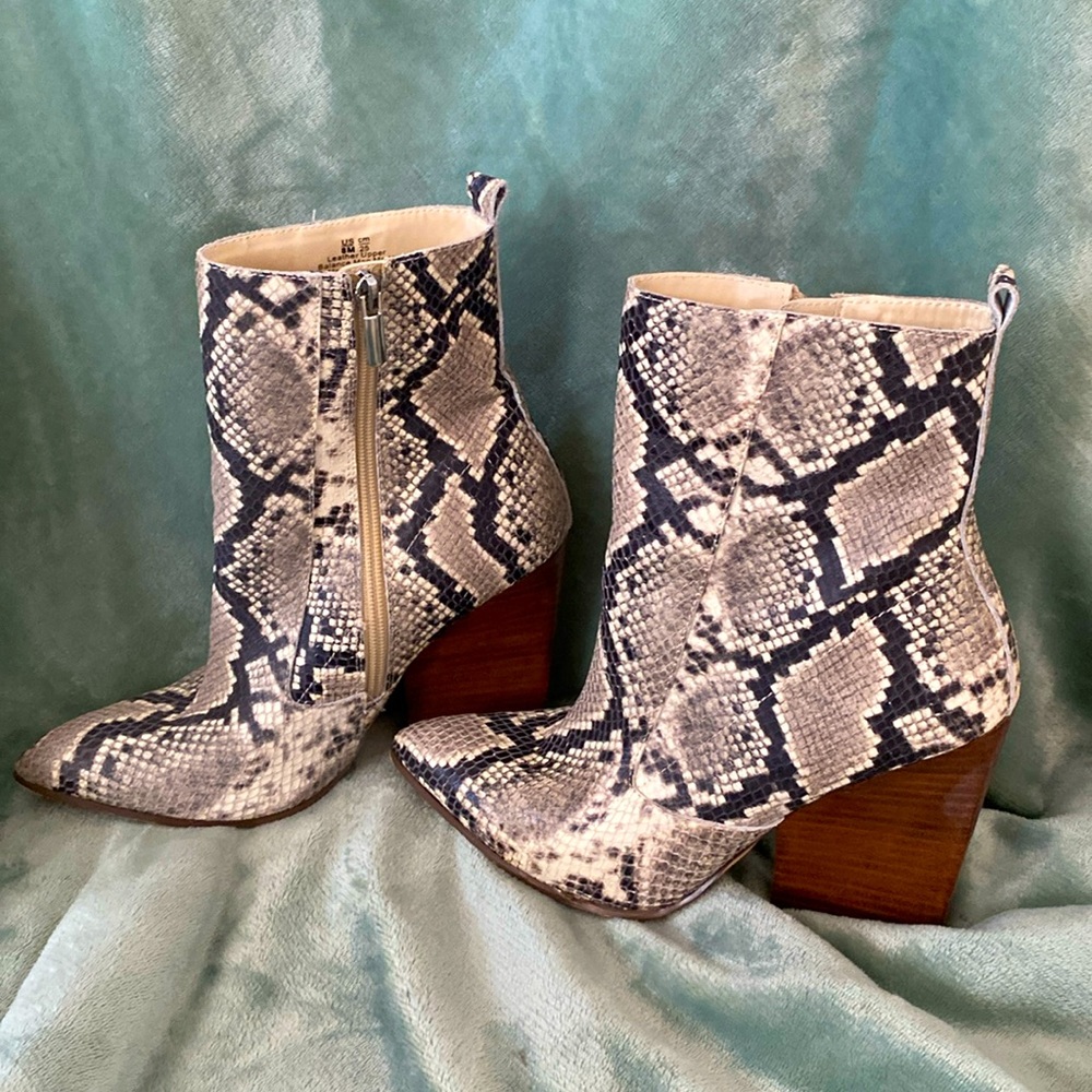 Bleecker & Bond “Kailey” Faux Snake Skin Wedge Leather Booties Women’s Size 8